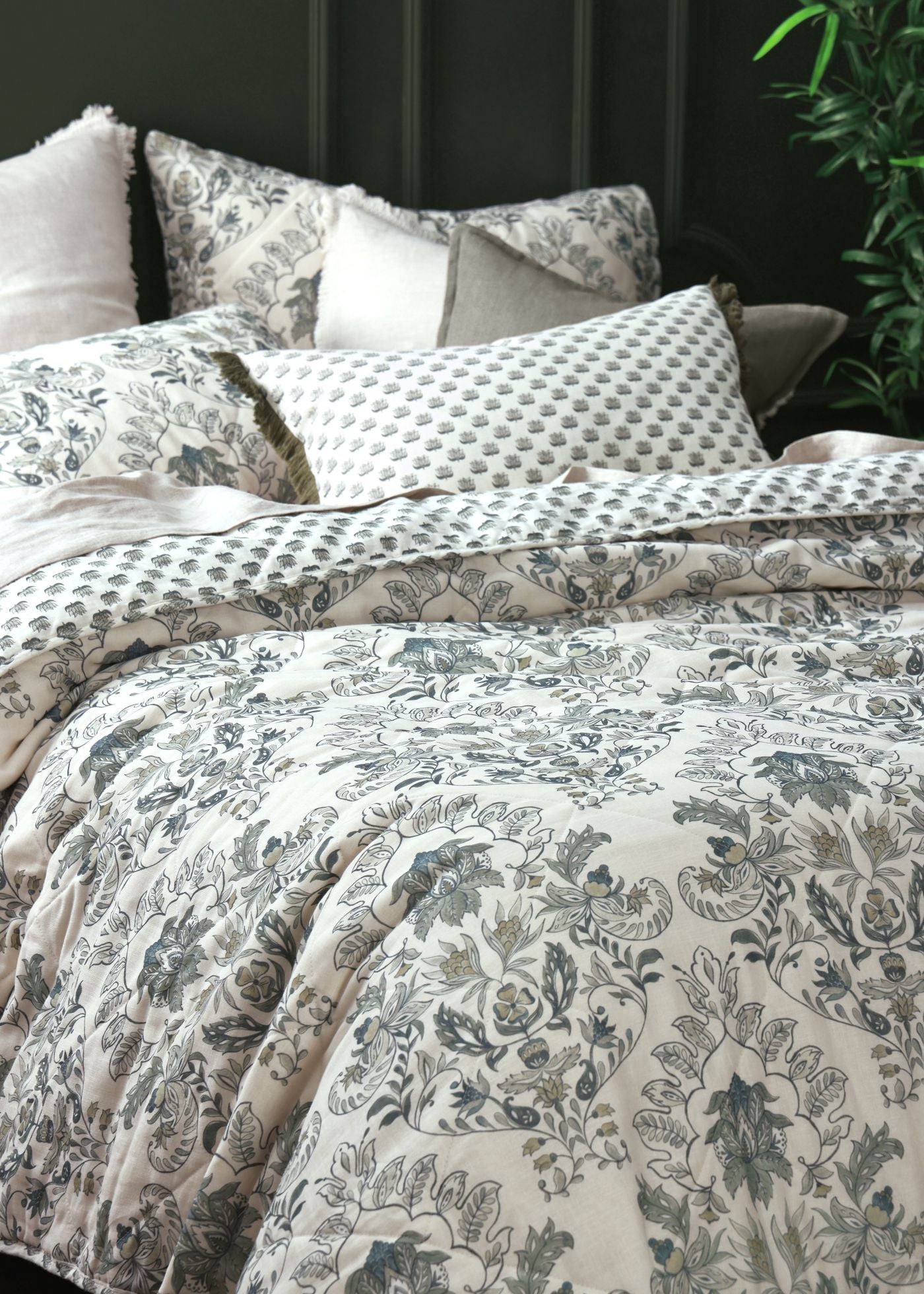 Jovany Bedspread Set