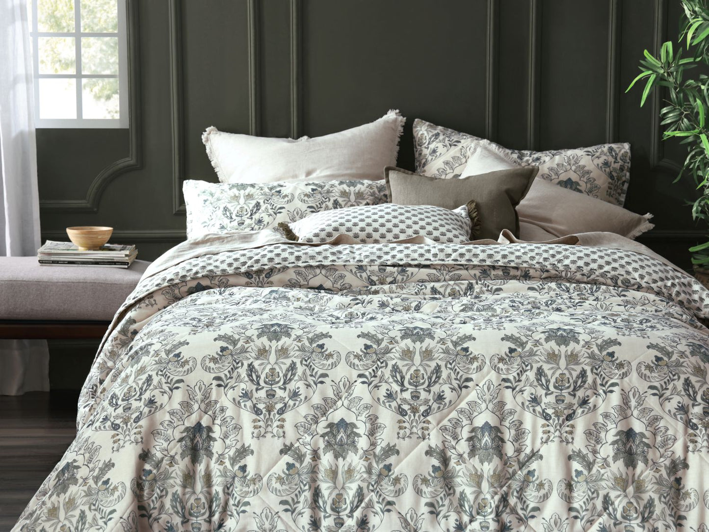 Jovany Bedspread Set