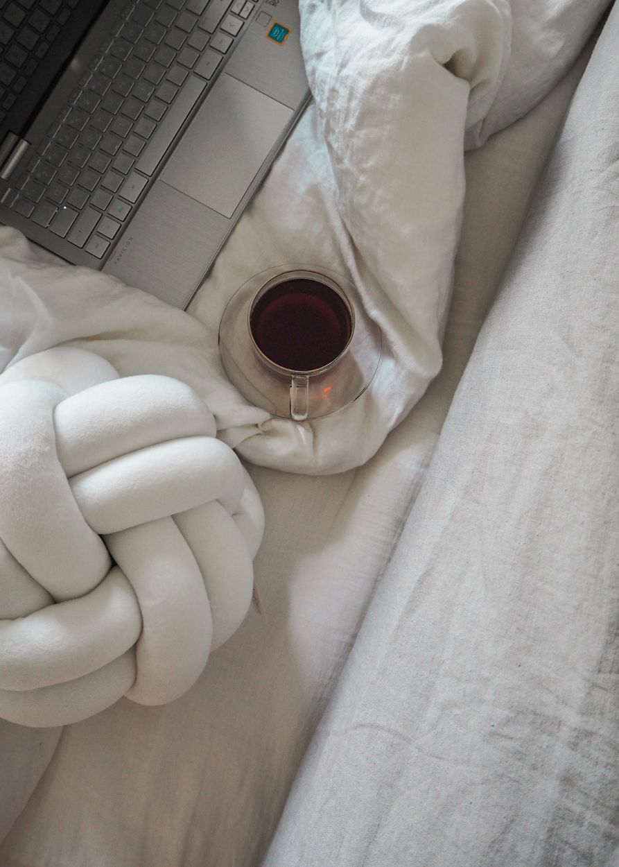 Velvet Knot Cushion | Ivory
