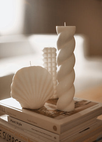 Large twisted pillar candle | White